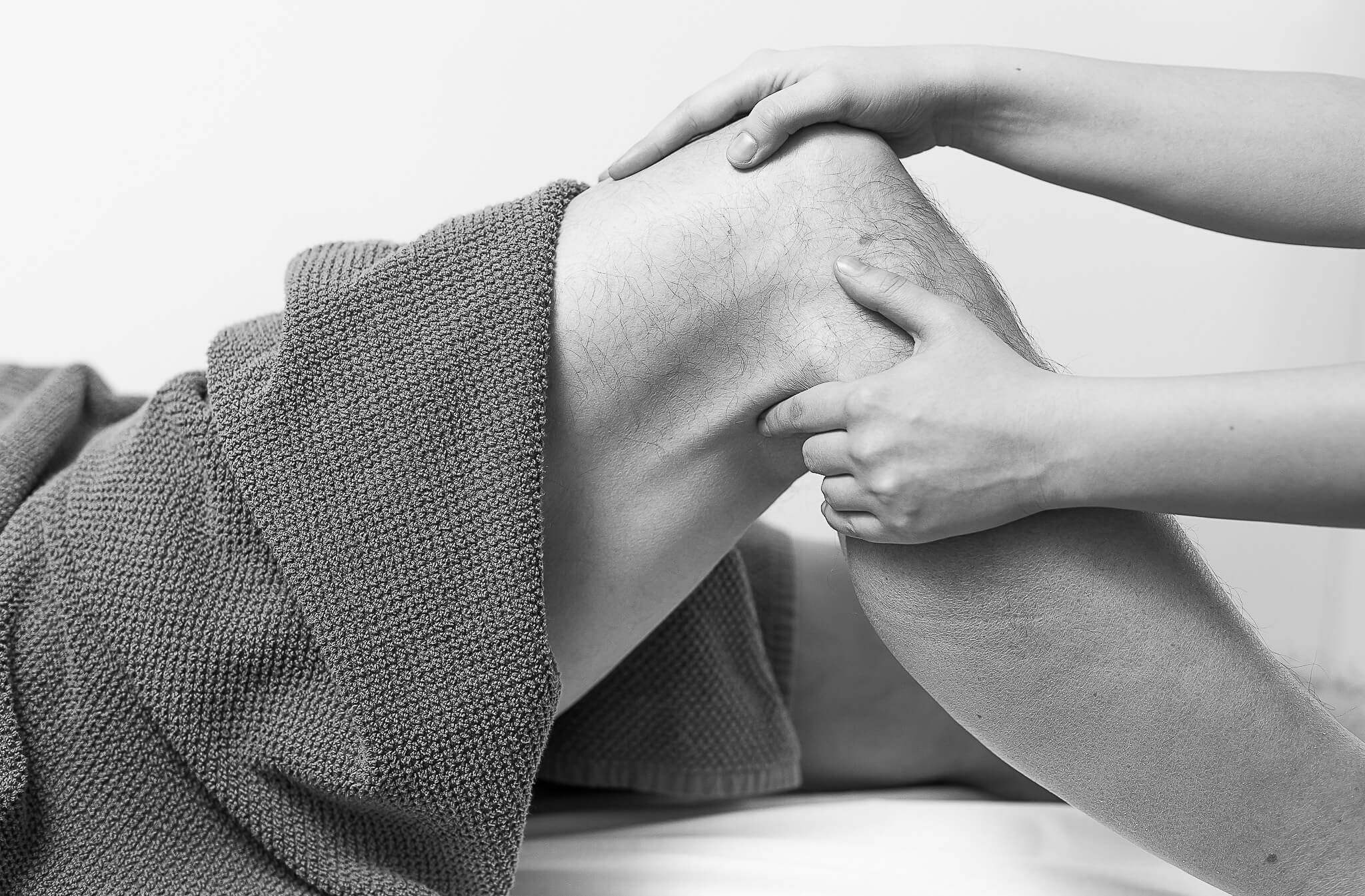 Osteopatia, hoidetaan polvikipua tai alaraaja vammaa
